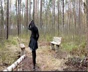 Брюнетка в лесу писюху мастурбирует